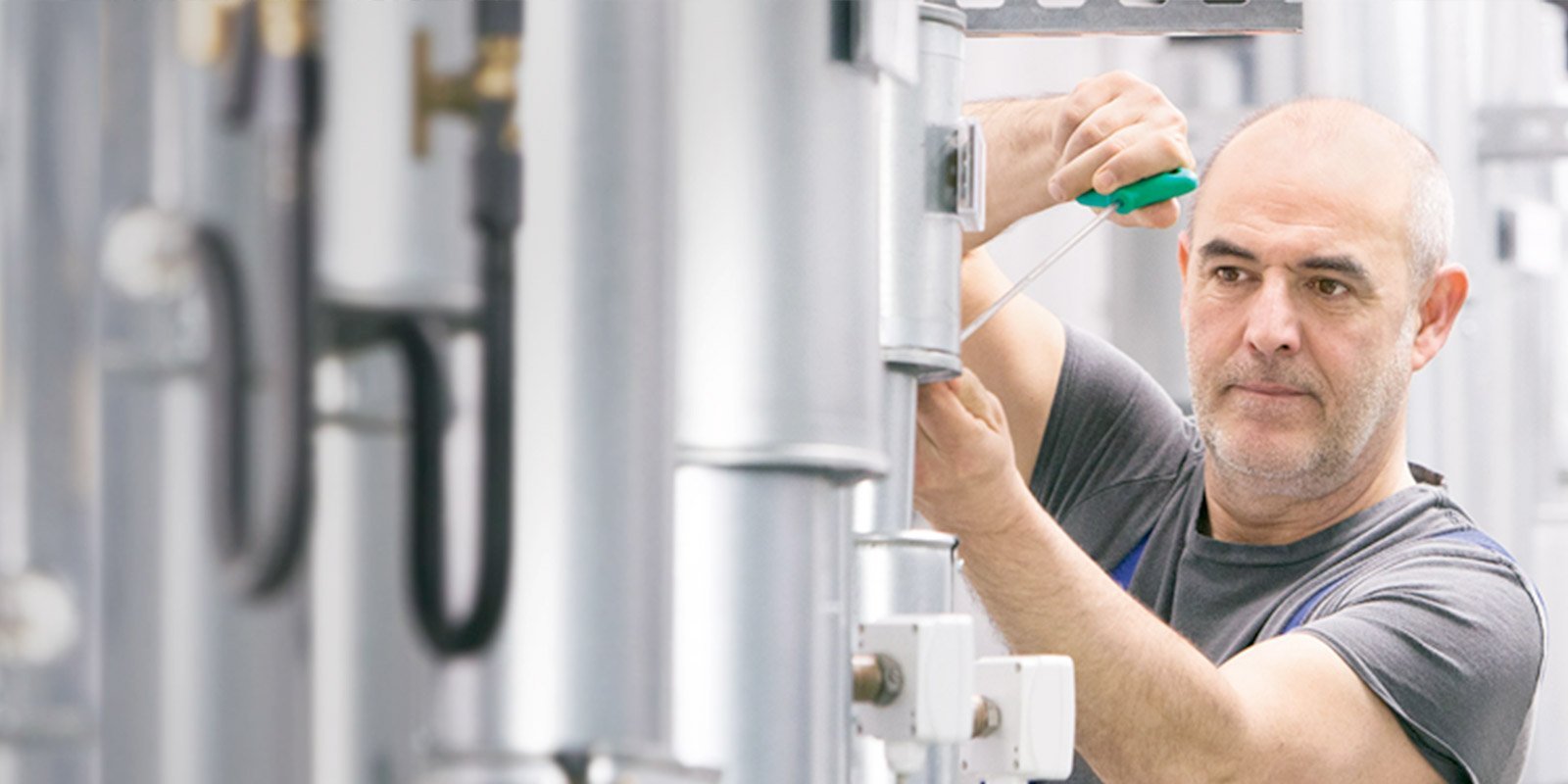 Ein Pumpenhersteller arbeitet an einer Heizungspumpe